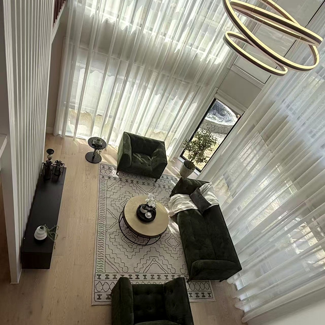 经过 ARTE HOMESTAGING 陈列的挑高客厅
