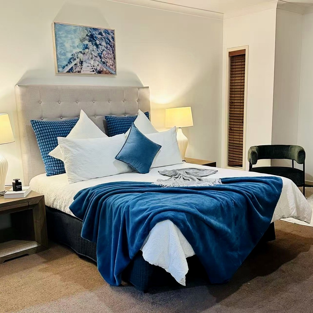 蓝白配色的主卧 Home Staging